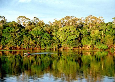 Idoso desaparece e família encontra pertences abandonados na beira de rio no Amazonas