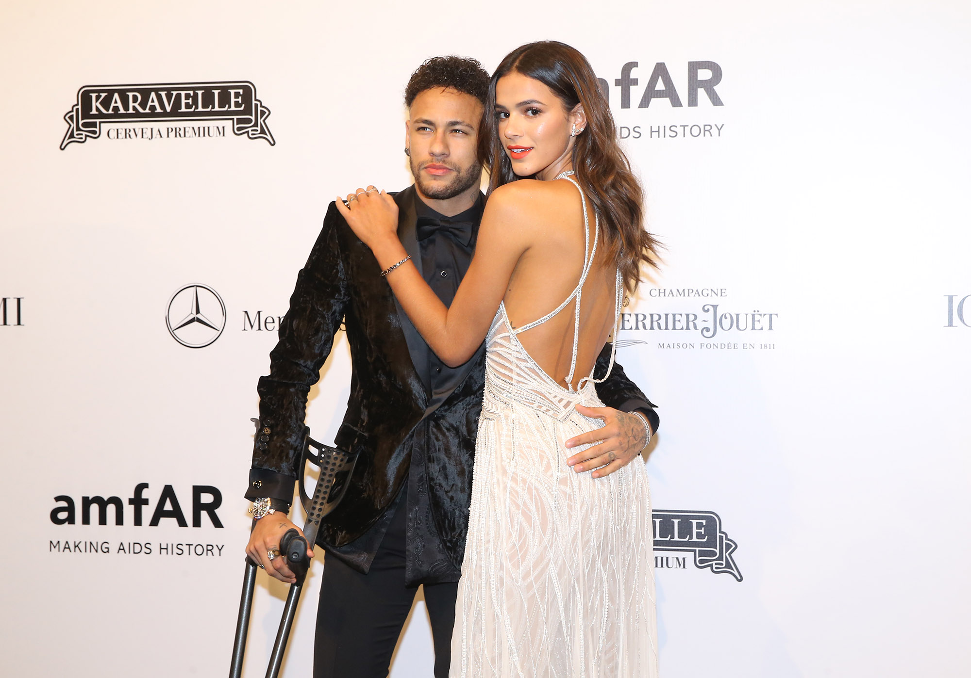 Com mão no bumbum, Neymar e Bruna Marquezine causam em tapete vermelho de baile de gala