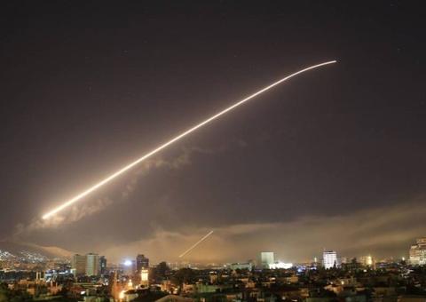 Vídeos mostram ataques dos EUA contra a Síria com mísseis 