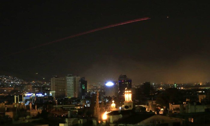 Trump ataca a Síria, apoiado por Reino Unido e França 