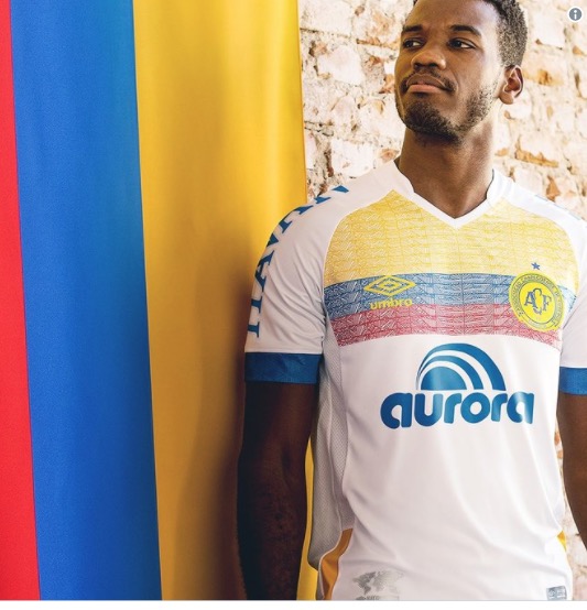 Chapecoense lança novo uniforme em homenagem a Colômbia