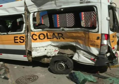 Morre criança ferida em acidente com van escolar 