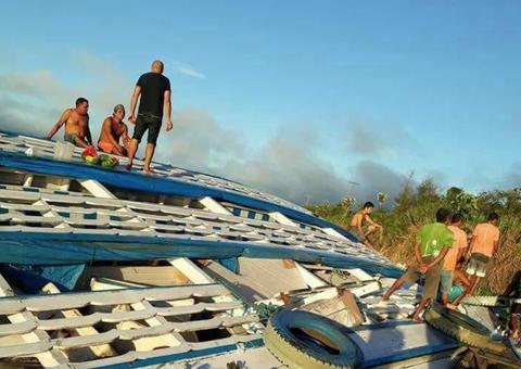 Barco com passageiros naufraga durante viagem no Amazonas