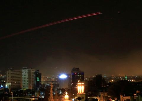 EUA dizem estar prontos a atacar de novo se Síria voltar a usar armas químicas  