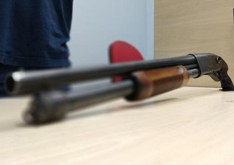 Morador é preso acusado de guardar arma para traficantes em Manaus