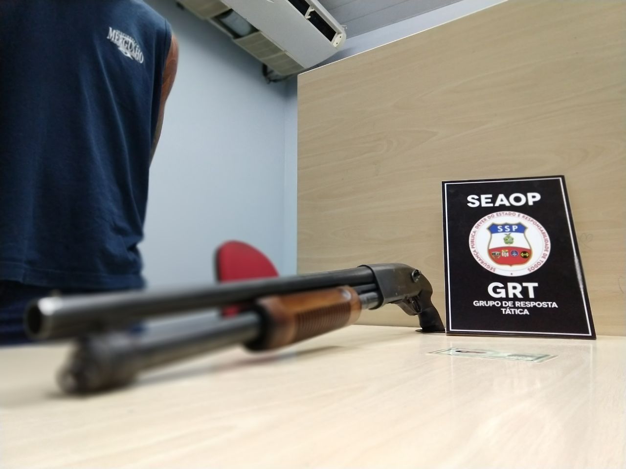 Morador é preso acusado de guardar arma para traficantes em Manaus