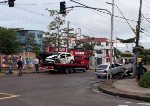 Acidente grave deixa seis pessoas feridas na av. Djalma Batista