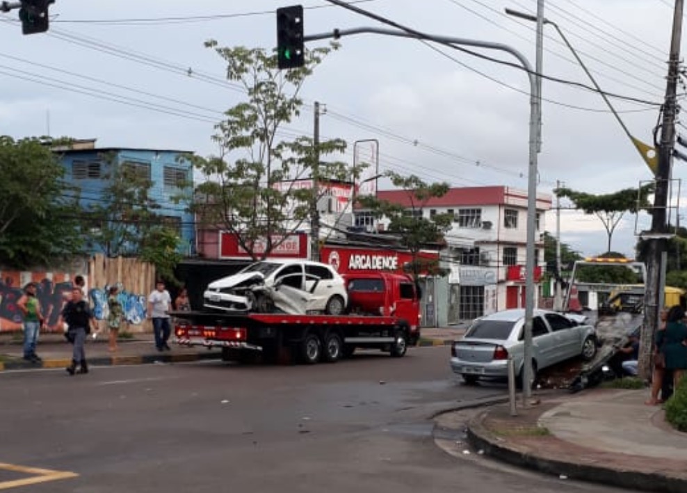 Acidente grave deixa seis pessoas feridas na av. Djalma Batista