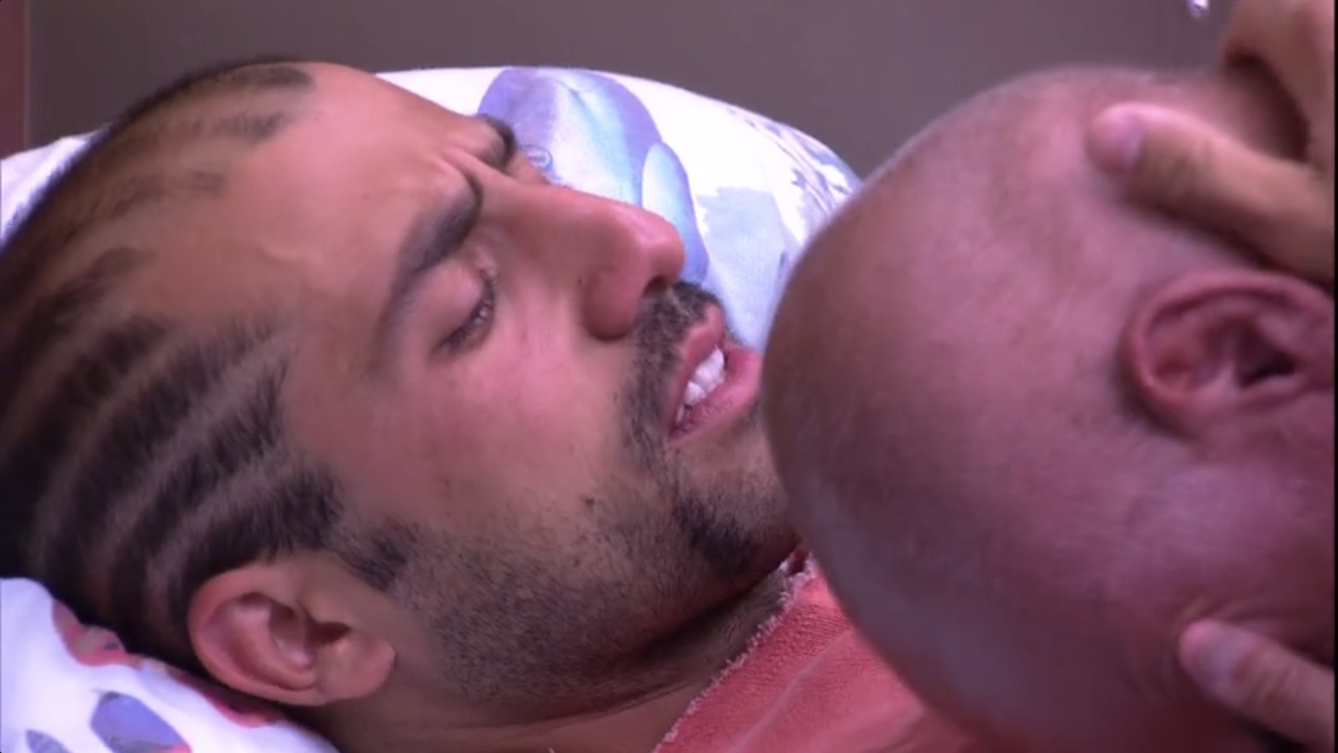  BBB18: Após decisão de Imunidade, Ayrton chora copiosamente e é consolado por Kaysar