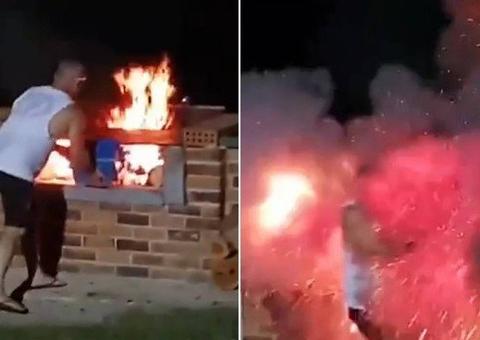 Em churrasco com amigos, homem resolve 'brincar' com fogo e pior acontece