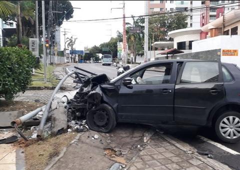 Após colidir com poste, motorista é atropelado ao sair de carro em Manaus