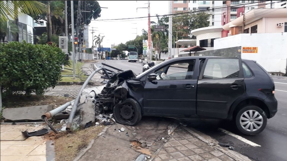 Após colidir com poste, motorista é atropelado ao sair de carro em Manaus