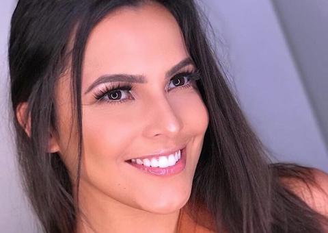Ex-BBB Emilly vai à festa vestida de índia e mostra curvas