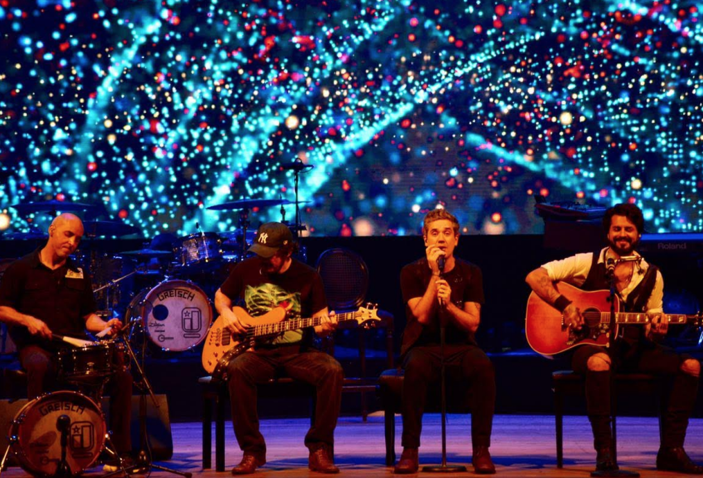 Jota Quest emociona o público em show acústico no Teatro Amazonas