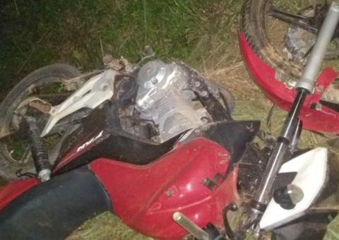Homem perde controle de moto e morre ao colidir com placa em estrada no Amazonas