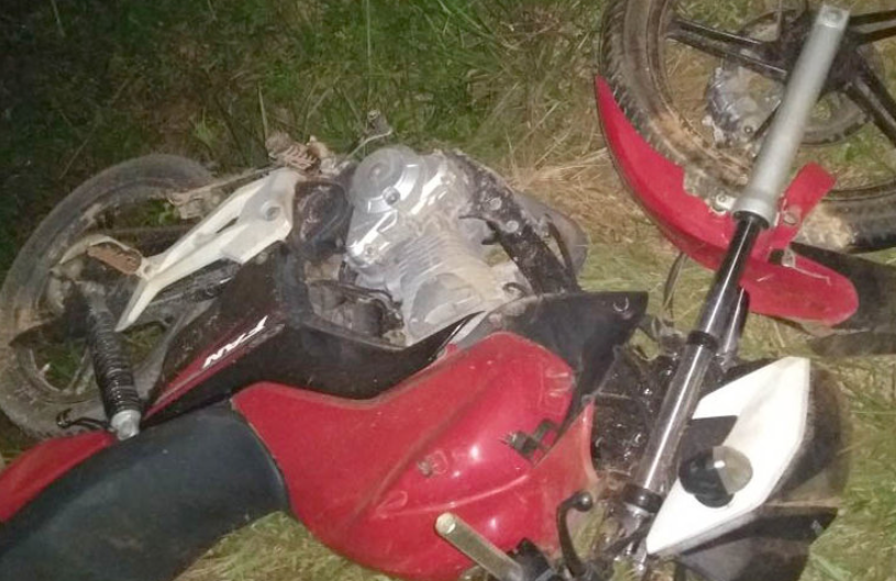 Homem perde controle de moto e morre ao colidir com placa em estrada no Amazonas