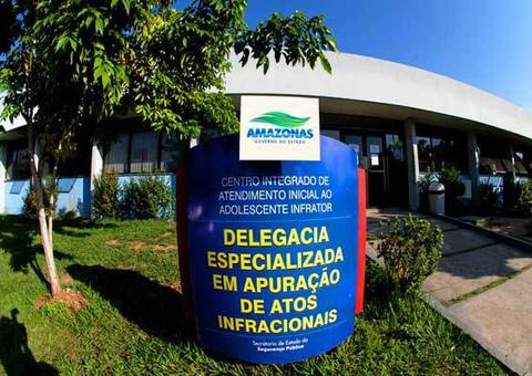 Adolescente de 14 anos é detida por populares durante assalto a posto de combustível em Manaus