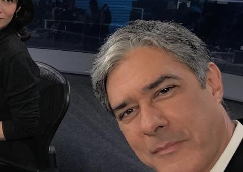 De mãos dadas, William Bonner curte passeio com namorada e as filhas