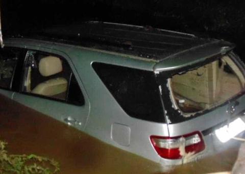Família morre afogada após ter carro arrastado por riacho