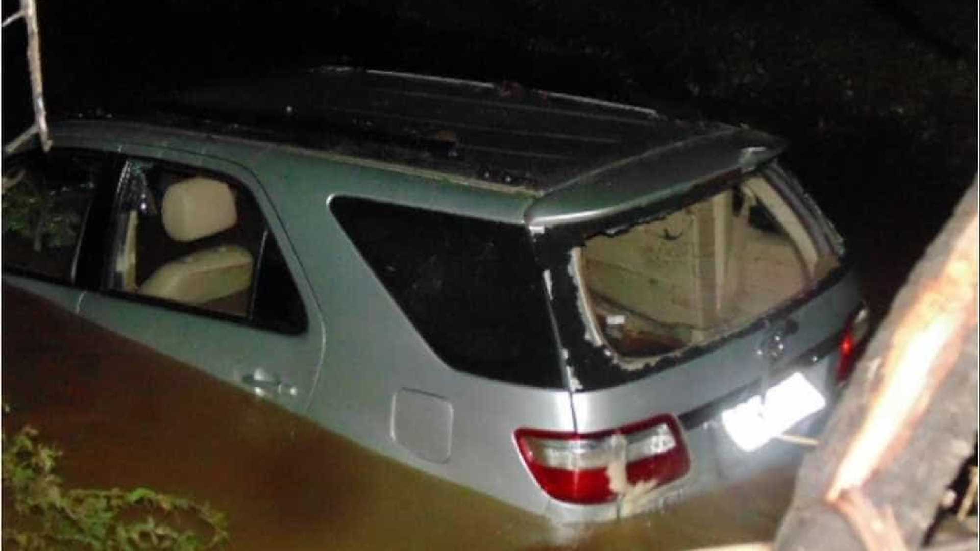 Família morre afogada após ter carro arrastado por riacho