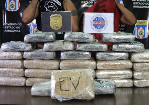 Dupla é presa com 30 kg de drogas em Manaus 