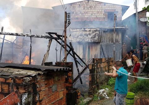 Veja momento em que incêndio tomou conta e destruiu casas em Manaus