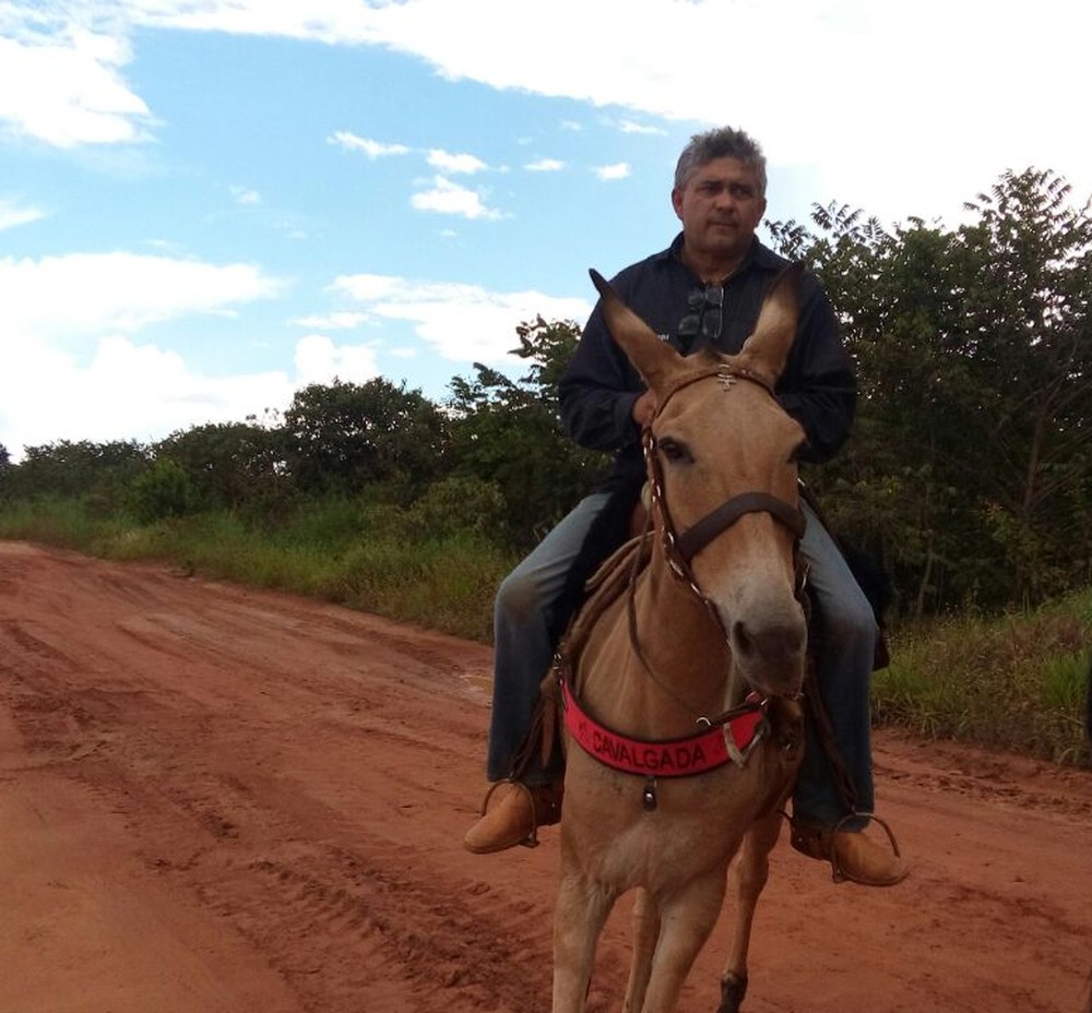 Para ver filha se formar homem cavalga por cinco estados 