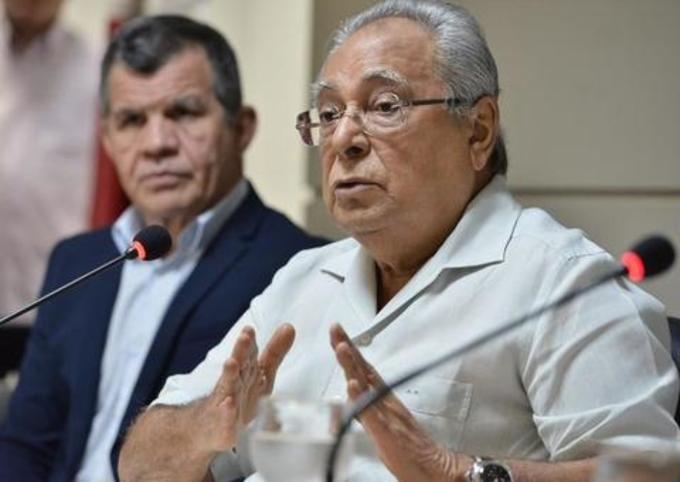 Amazonino Mendes revoga decreto que aumentava salário de secretários