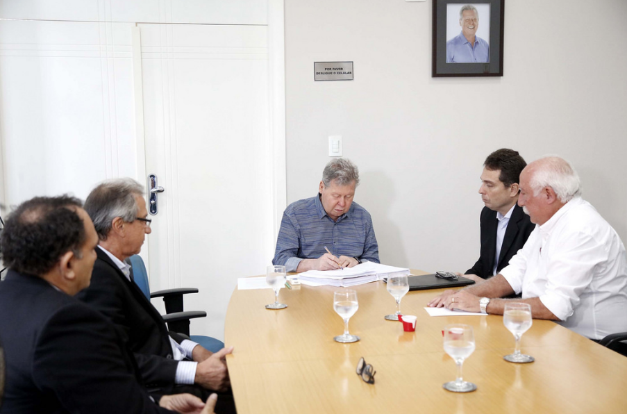 Prefeitura assina anuência para compra da Manaus Ambiental