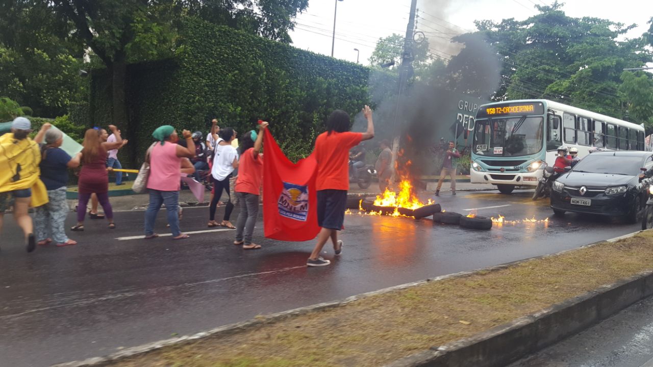 Manifestantes ateiam fogo em pneus e paralisam trânsito na av. André Araújo