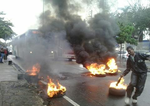 Manifestantes ateiam fogo em pneus e paralisam trânsito na av. André Araújo