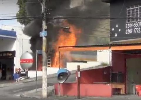 Quatro pessoas ficam feridas durante explosão em posto de combustível