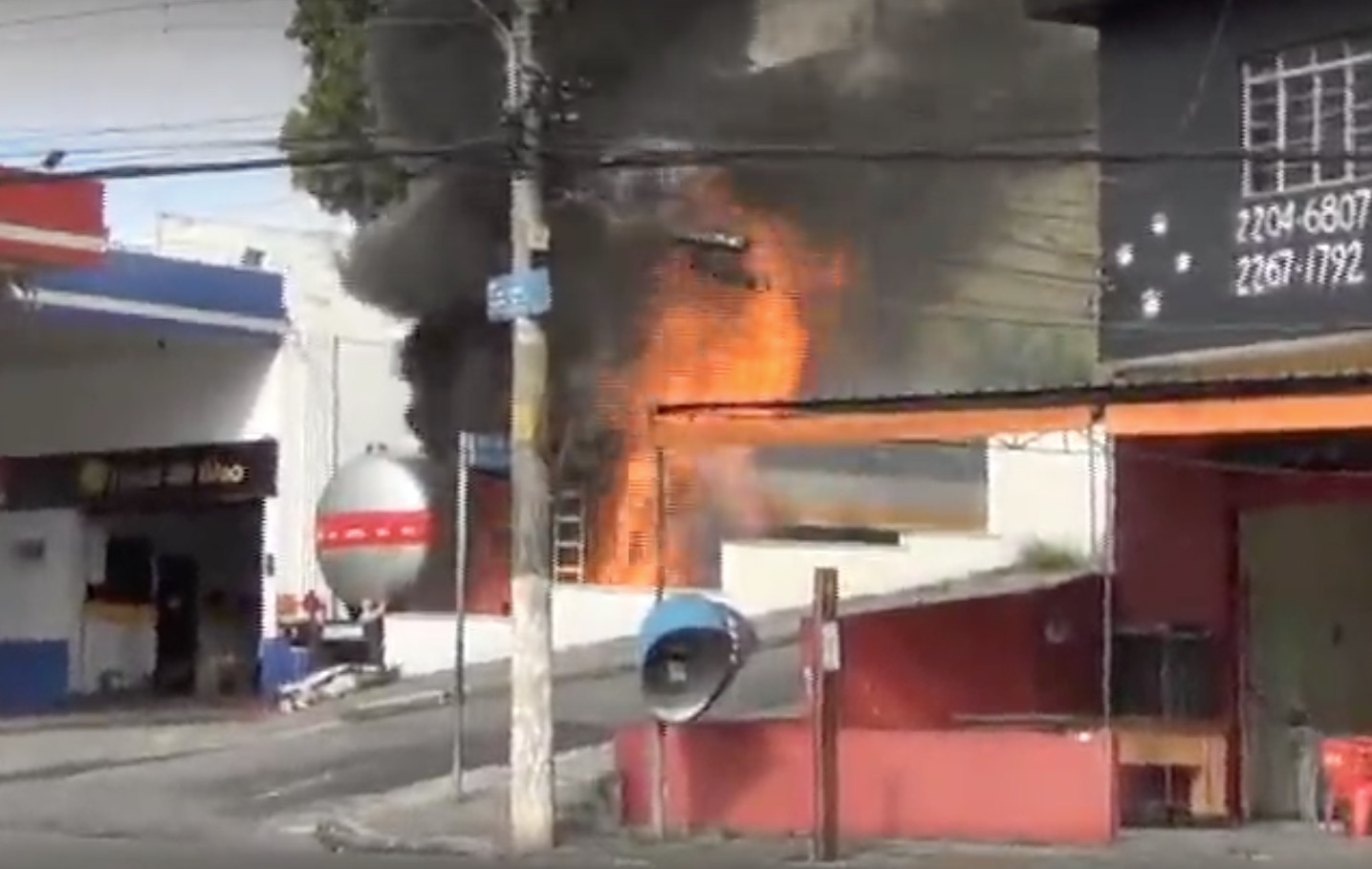 Quatro pessoas ficam feridas durante explosão em posto de combustível