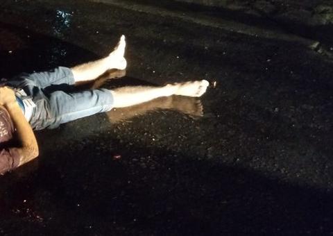 Homem é encontrado morto com tiros na cabeça em avenida de Manaus