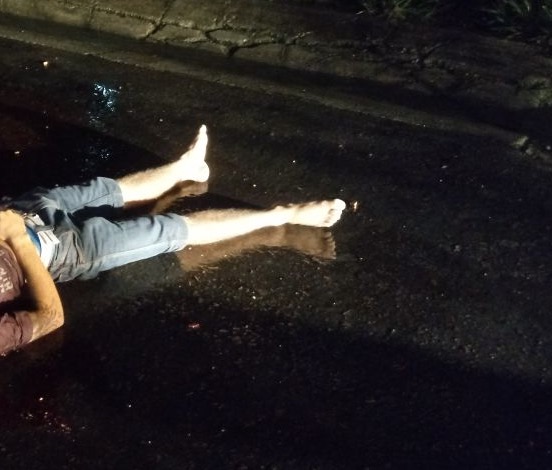 Homem é encontrado morto com tiros na cabeça em avenida de Manaus