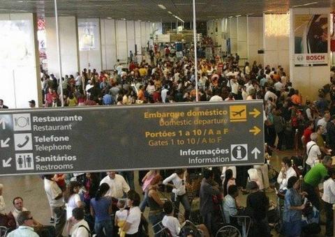 Família recebe R$ 20 mil após menina ficar dois dias em aeroporto 