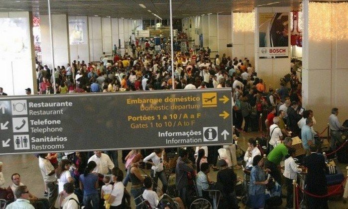Família recebe R$ 20 mil após menina ficar dois dias em aeroporto 