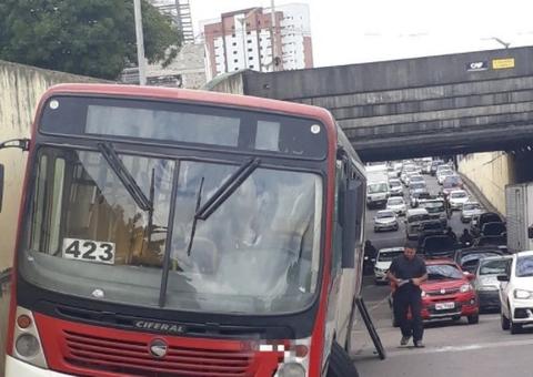 Ônibus quebra e deixa trânsito complicado na av. Humberto Calderaro