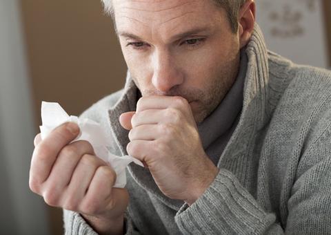 Tosse por mais de 3 semanas pode ser sinal de doença gravíssima
