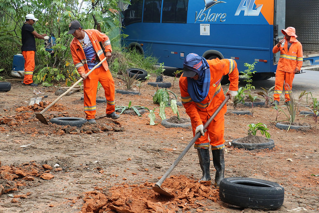 Quatro lixeiras viciadas no Tarumã são retiradas pela Prefeitura