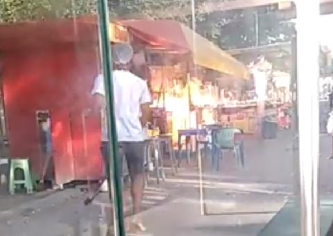 Incêndio toma conta de lanchonete e causa pânico em frente a hospital de Manaus