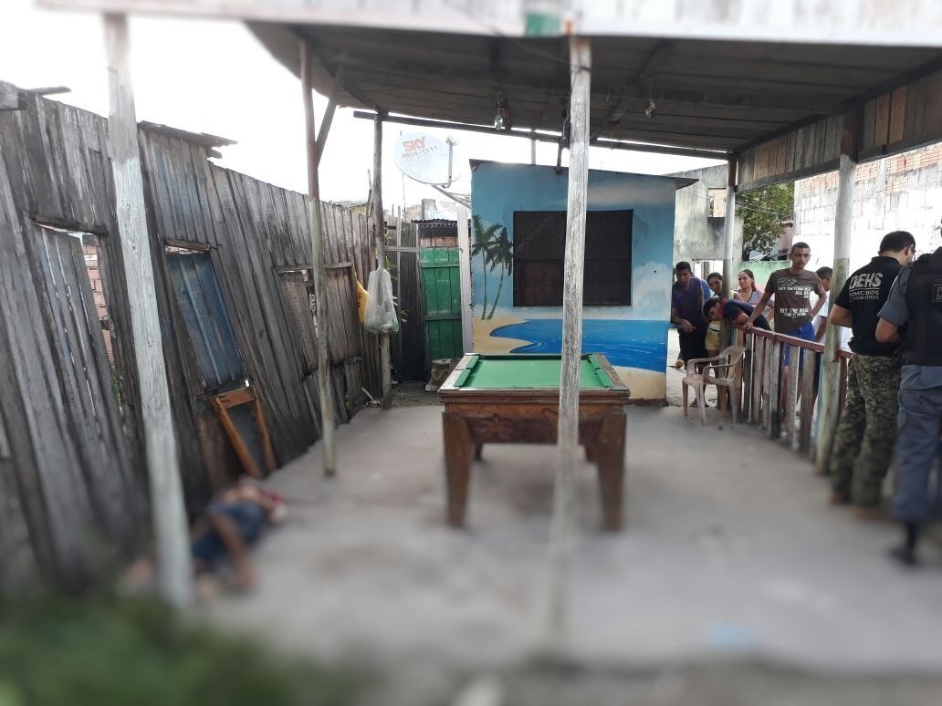 Homem é executado com 4 tiros em boteco de Manaus