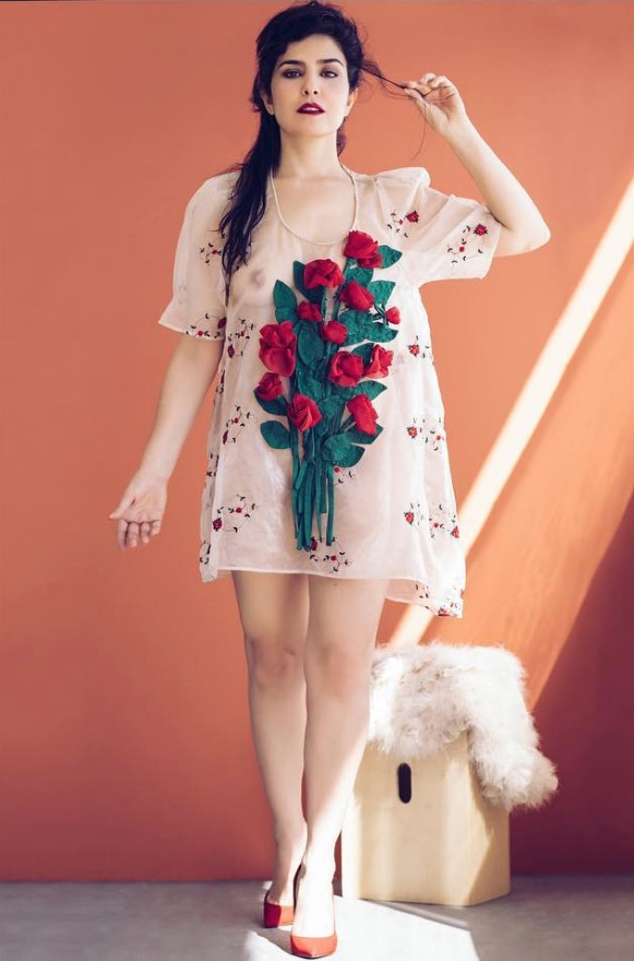 Aos 47, Letícia Sabatella posa nua com vestido transparente