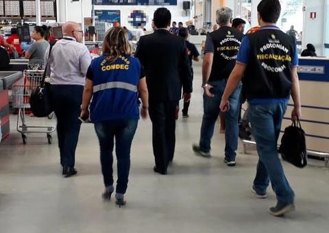 Supermercado é alvo do Procon após denúncias de venda de sacolas e placa polêmica