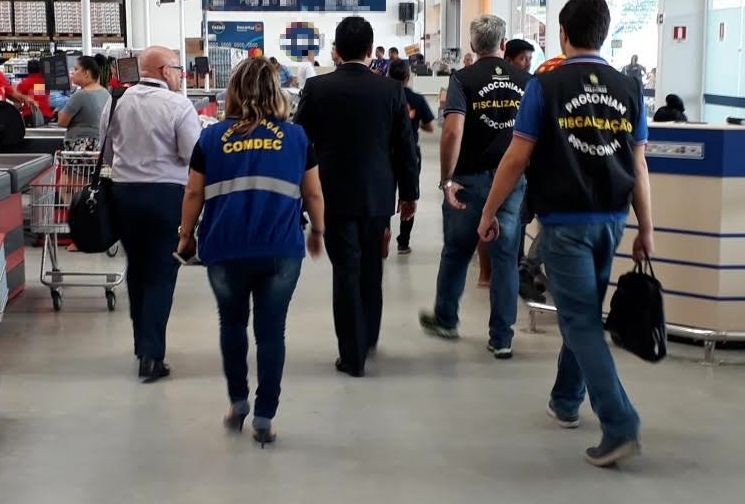 Supermercado é alvo do Procon após denúncias de venda de sacolas e placa polêmica