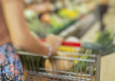 Homem aperta bumbum de esposa de investigador em supermercado de Manaus