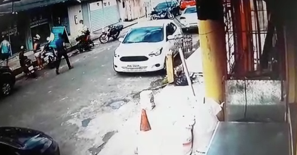 Câmeras flagram homens invadindo loteria para roubar em Manaus