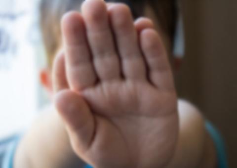 Mãe é presa suspeita de trancar e abandonar filha em Manaus