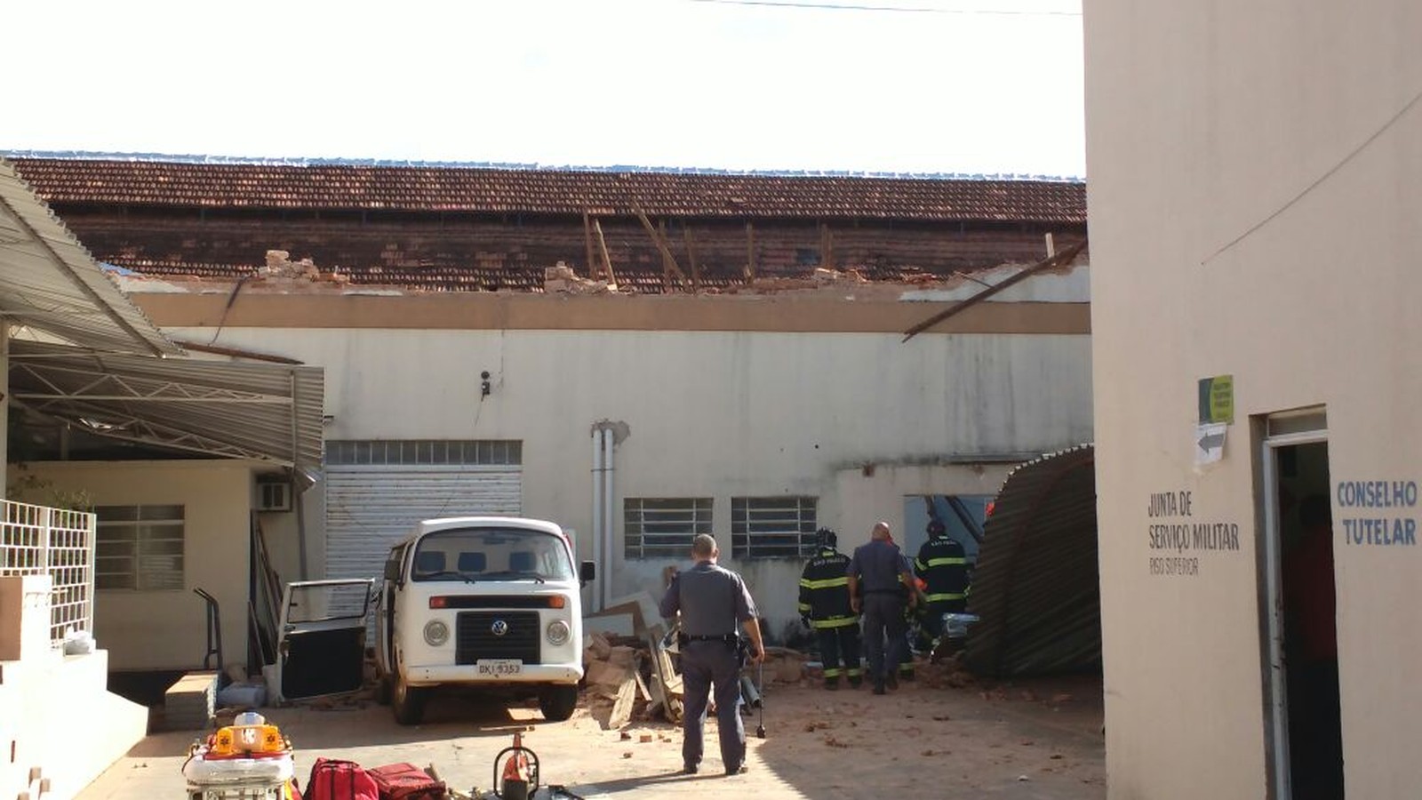 Teto de escola infantil desaba e fere 17 pessoas 