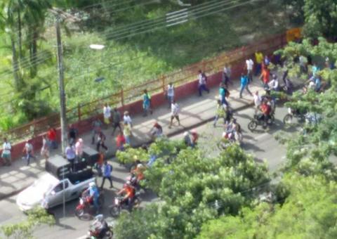 Trabalhadores da construção civil param trânsito na Djalma  Batista 